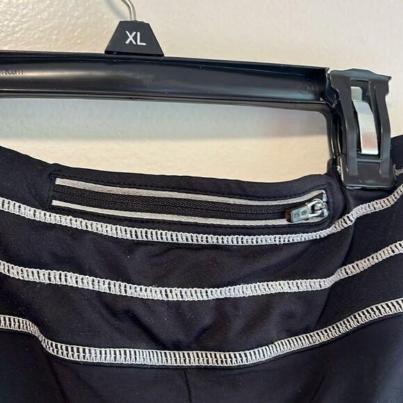 EXCELLENT CONDITION WOMEN’S ATHLETA BLACK LINED RUNNING SHORTS SIZE MEDIUM - Picture 6 of 7